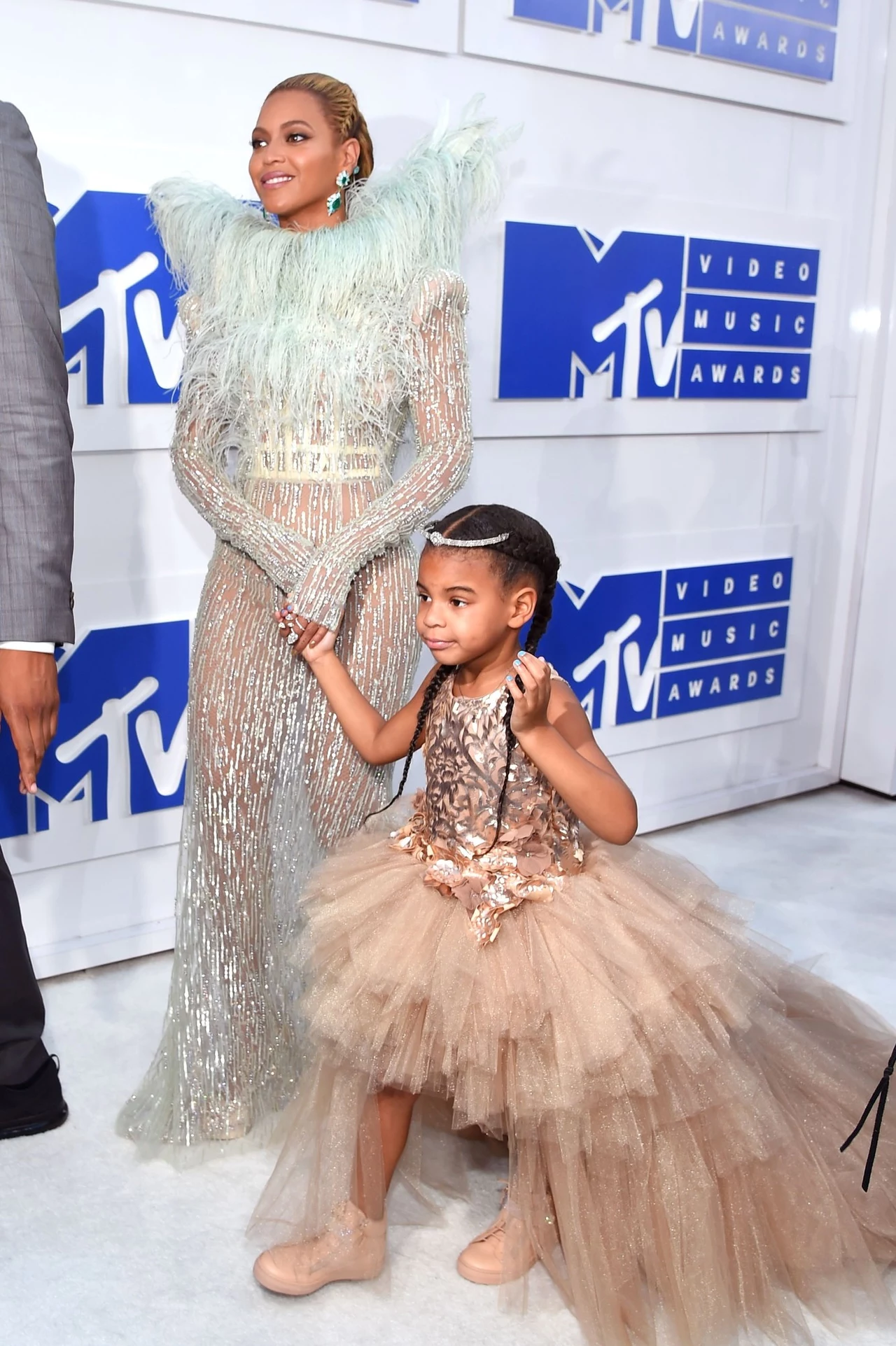 Beyonce i Blue Ivy podczas gali MTV Music Awards. Sukienka dziewczynki projektu Mischki Aoki kosztowała 11 tys. dolarów, fot. AFP/EAST NEWS Beyonce i Blue Ivy podczas gali MTV Music Awards. Sukienka dziewczynki projektu Mischki Aoki kosztowała 11 tys. dolarów, fot. AFP/EAST NEWS