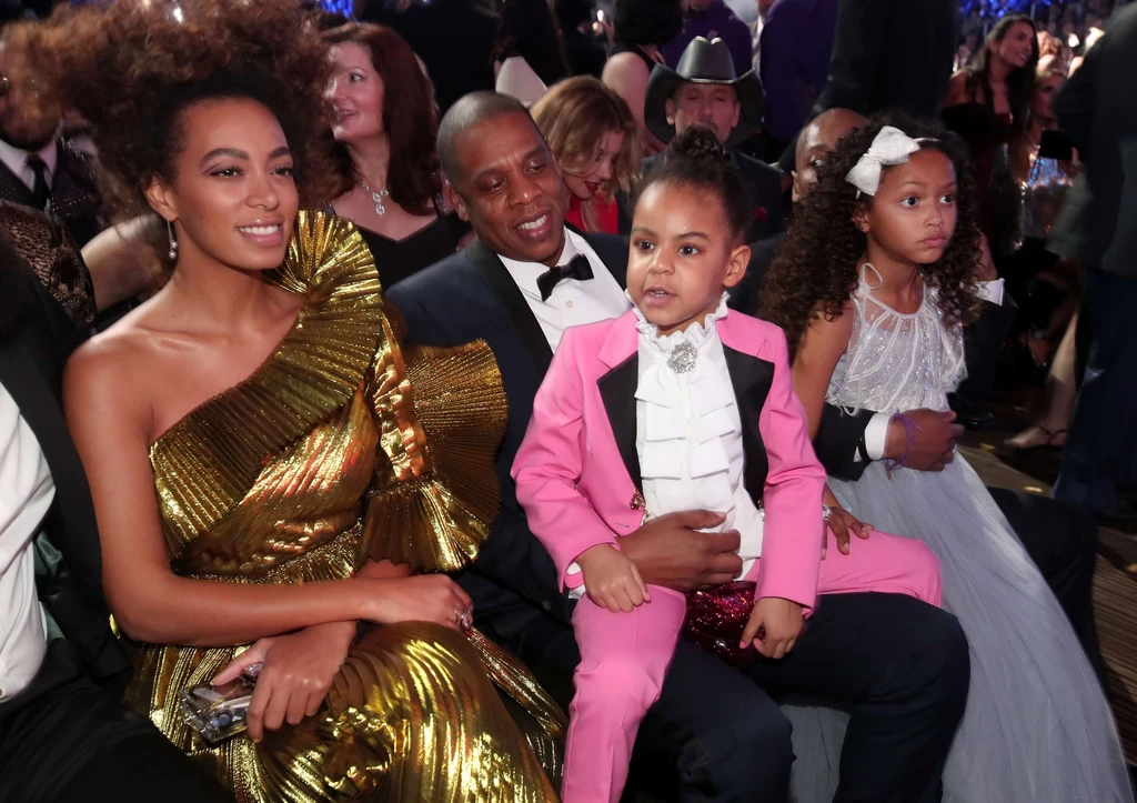 To prawdopodobnie dzięki temu wartość rynkowa Blue Ivy Carter pod koniec 2018 roku wynosiła 10 mln dolarów. Szafa 7-latki pęka w szwach, a dziewczynka nosi ubrania największych (i najdroższych) domów mody. Oto jej najbardziej spektakularne stylizacje. Beyonce, Jaz-Z, Blue Ivy podczas rozdania nagród Grammy w 2017 roku. Dziewczynka na ten dzień wybrała różowy garnitur domu mody Gucci, fot. To prawdopodobnie dzięki temu wartość rynkowa Blue Ivy Carter pod koniec 2018 roku wynosiła 10 mln dolarów. Szafa 7-latki pęka w szwach, a dziewczynka nosi ubrania największych (i najdroższych) domów mody. Oto jej najbardziej spektakularne stylizacje. Beyonce, Jaz-Z, Blue Ivy podczas rozdania nagród Grammy w 2017 roku. Dziewczynka na ten dzień wybrała różowy garnitur domu mody Gucci, fot.