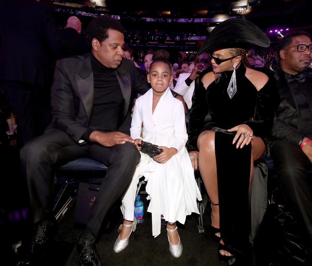 Beyonce, Jaz-Z, Blue Ivy podczas rozdania nagród Grammy w 2018 roku. Dziewczynka postawiła na kombinezon i asymetryczną marynarkę oraz buty na niewielkim obcasie, fot. AFP/EAST NEWS Beyonce, Jaz-Z, Blue Ivy podczas rozdania nagród Grammy w 2018 roku. Dziewczynka postawiła na kombinezon i asymetryczną marynarkę oraz buty na niewielkim obcasie, fot. AFP/EAST NEWS