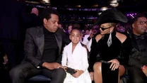 Beyonce, Jaz-Z, Blue Ivy podczas rozdania nagród Grammy w 2018 roku. Dziewczynka postawiła na kombinezon i asymetryczną marynarkę oraz buty na niewielkim obcasie, fot. AFP/EAST NEWS