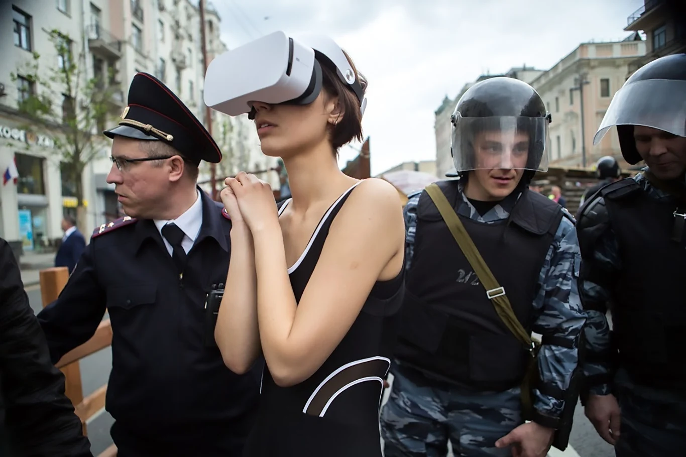 McCauley był tymczasem głównym inżynierem pierwszych dwóch zestawów deweloperskich: Oculus DK1 oraz DK2. To właśnie od położył podwaliny pod technologię, która istnieje na rynku do dzisiaj. Wcześniej odpowiadał między innymi za pomysł na plastikowe gitary do serii Guitar Hero.