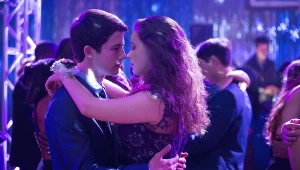 Dylan Minnette i Katherine Langford w scenie z serialu "Trzynaście powodów"