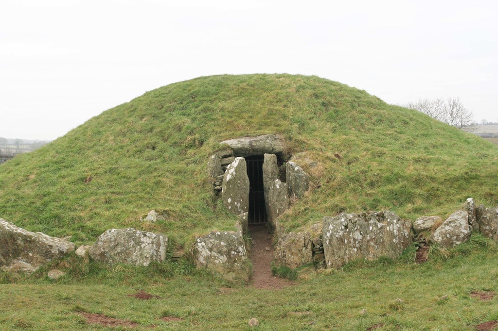 Bryn Celli Ddu już prawie od 100 lat fascynuje archeologów. Nadal nie odkryto wszystkich jego tajemnic