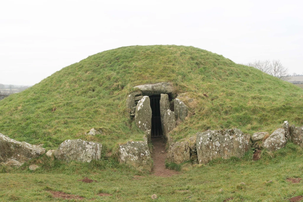 Bryn Celli Ddu już prawie od 100 lat fascynuje archeologów. Nadal nie odkryto wszystkich jego tajemnic