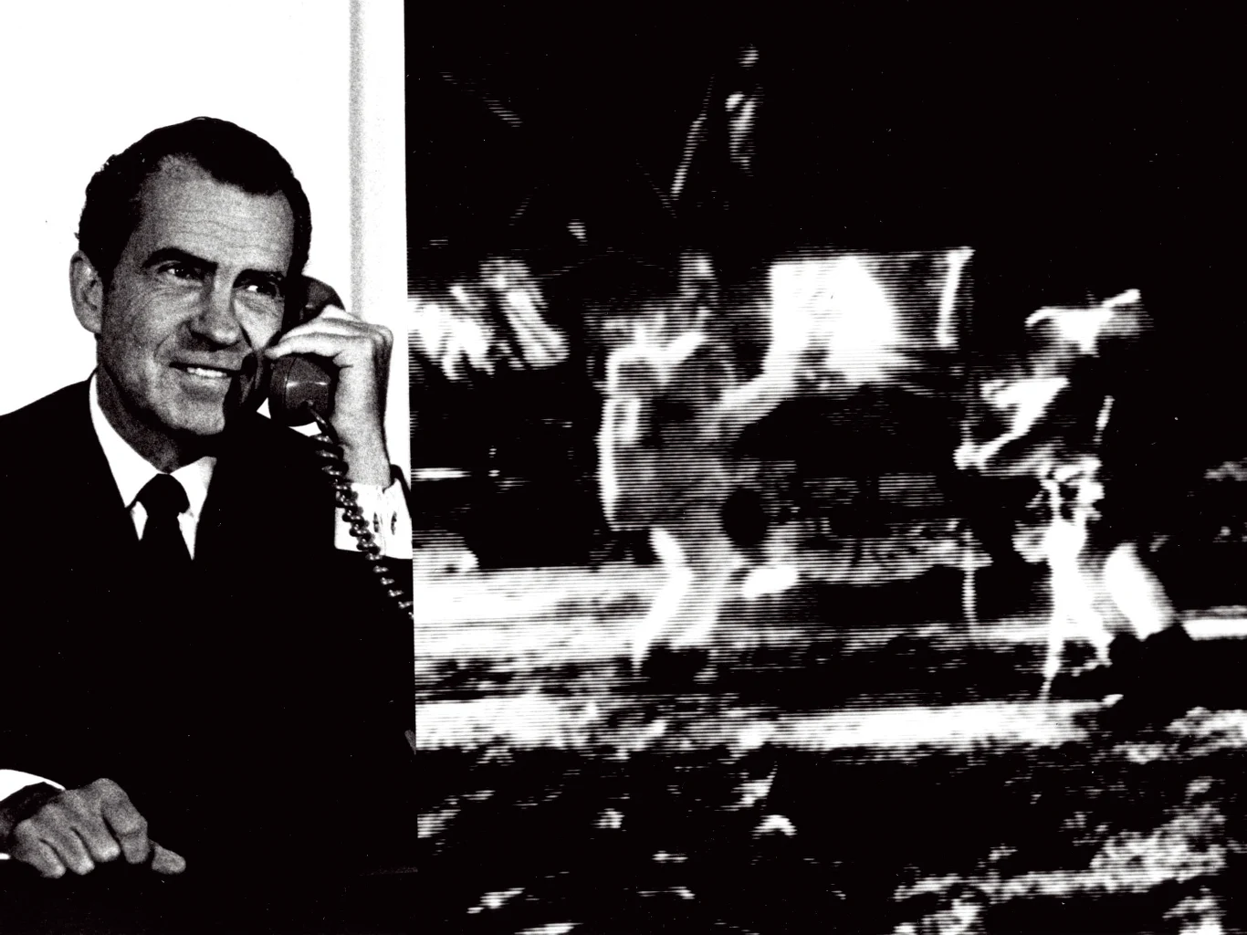 „Najważniejszy telefon w historii, jaki wykonano z Białego Domu” – tak Richard Nixon, ówczesny prezydent Stanów Zjednoczonych, skomentował epokowy moment lądowania na Księżycu w rozmowie z astronautami. Armstrong odpowiedział, że on i załoga nie tylko reprezentują Stany Zjednoczone, ale całą ludzkość.