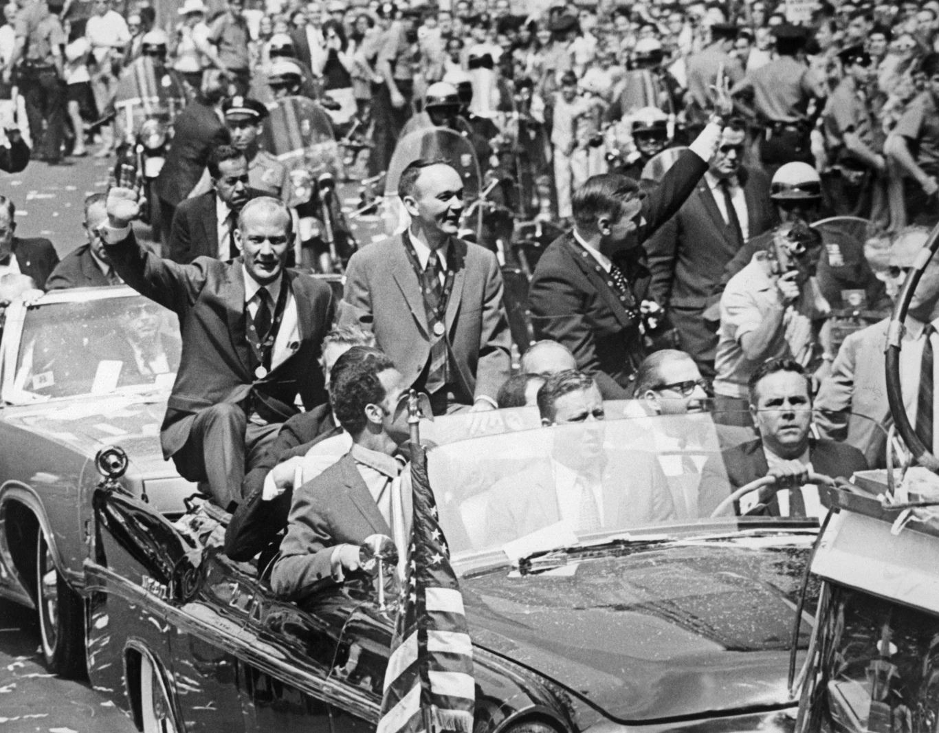 13 sierpnia 1969 roku amerykańscy bohaterowie dostali nie jedną, a dwie uroczyste parady – w Nowym Jorku i Chicago. Uczestniczyło w nich ponad 6 mln Amerykanów. Skala celebracji nie była przypadkowa – ogromny sukces miał charakter propagandowy, a całość miała przyćmić sukces ZSRR i Jurijego Gagarina, pierwszego człowieka w kosmosie. Ekipa Apollo 11 przez kolejne dni odbyła podróż po 22 krajach.