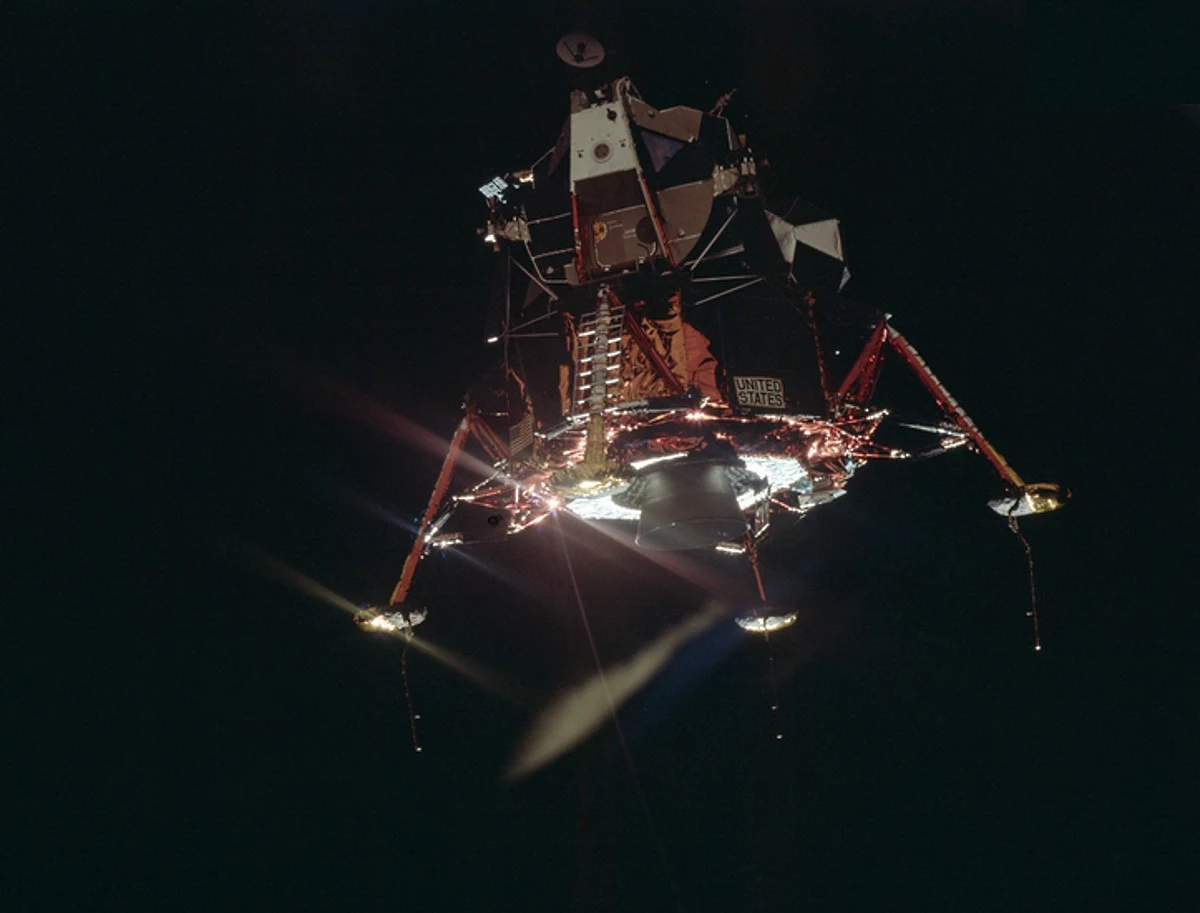 Po 110 godzinach lotu Neil Armstrong i Buzz Aldrin zostawili Michaela Collinsa na księżycowej orbicie, ruszając w stronę Mare Tranquillitatis (morza księżycowego położonego wewnątrz basenu uderzeniowego Tranquillitatis). Paliwa pozostało na kilka sekund lotu, kontrolki na pulpicie sterowania wariowały, usterka nawigacyjna zmusiła Armstronga do ręcznego przejęcia kontroli. Udało się jednak ustabilizować maszynę – 20 lipca o 16:17 czasu EDT, „Orzeł wylądował” (tak nazywał się moduł księżycowy).