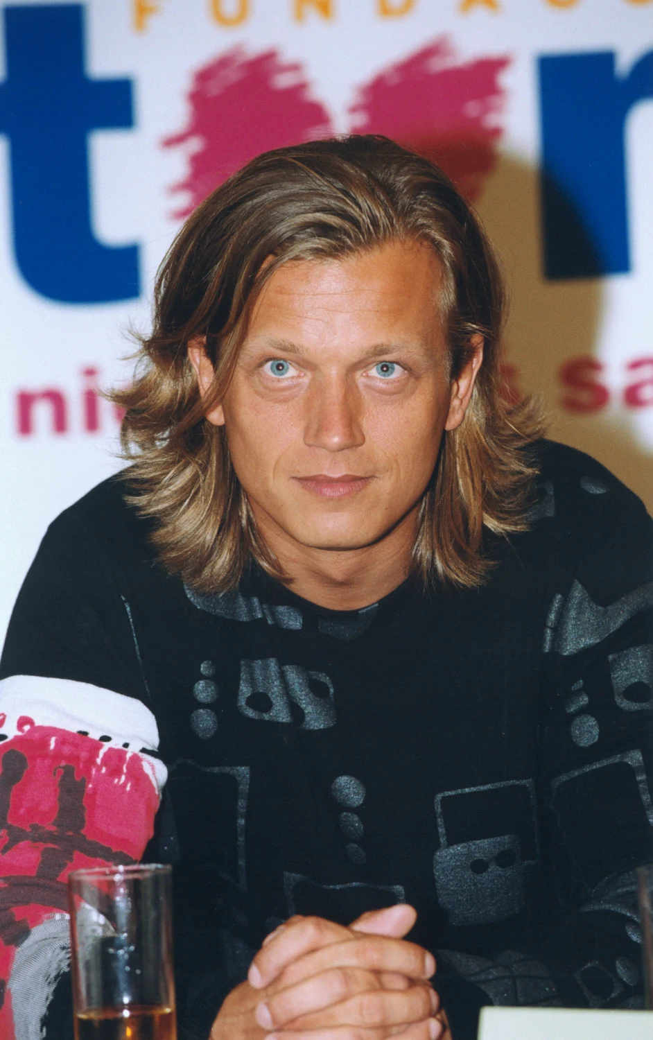 "Młode wilki" opowiadały o grupie młodych ludzi, którzy specjalizują się w kradzieżach samochodów. Dla wielu film Żamojdy ma dziś status kultowego. Równie duża jest grupa jego przeciwników, którzy nazywają go jednym z najgorszych dzieł w historii polskiej kinematografii.

Na zdjęciu: Jarosław Jakimowicz