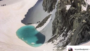 Jezioro, które sfotografował francuski alpinista, uformowało się na wysokości ponad 3 tys. m. n.p.m.