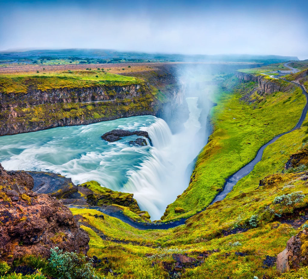 Wodospad Gullfoss tworzy spadająca w przepaść całą szerokością rzeka Hvítá