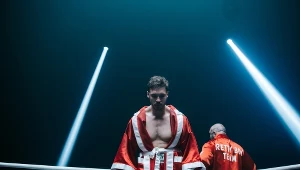 Mięśnie ze stali? Mikołaj Roznerski w scenie z "Fightera"