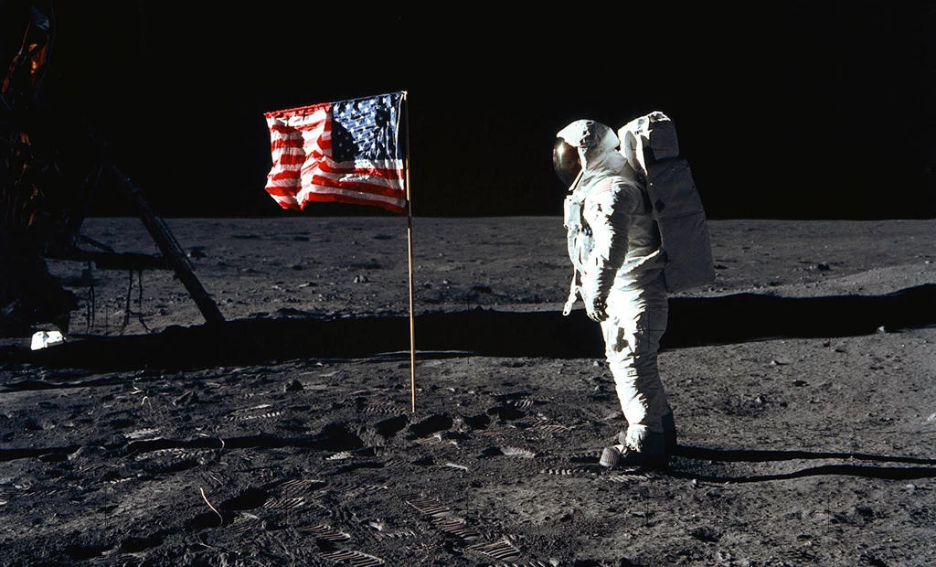 Edwin "Buzz" Aldrin tuż po zatknięciu flagi USA na Księżycu, 21 czerwca 1969 roku