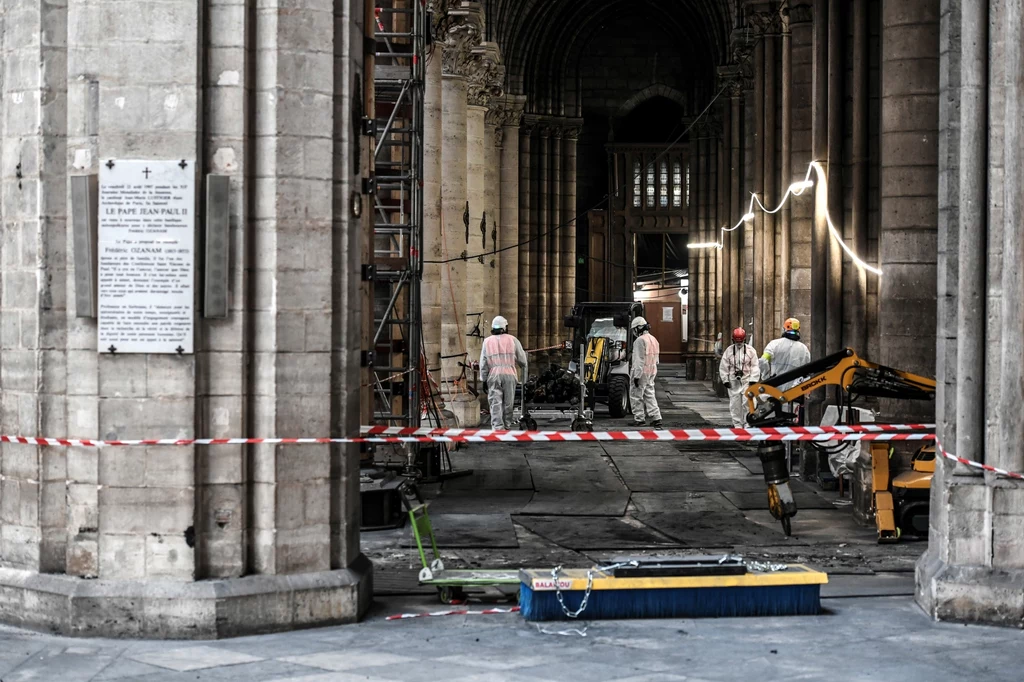 Istnieje jednak kilkanaście projektów tego przedsięwzięcia, włącznie z urządzeniem ogrodów na odbudowanym dachu Notre Dame Istnieje jednak kilkanaście projektów tego przedsięwzięcia, włącznie z urządzeniem ogrodów na odbudowanym dachu Notre Dame