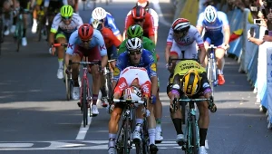 Caleb Ewan (z lewej) minimalnie pokonał Dylana Groenewegena na finiszu 11. etapu