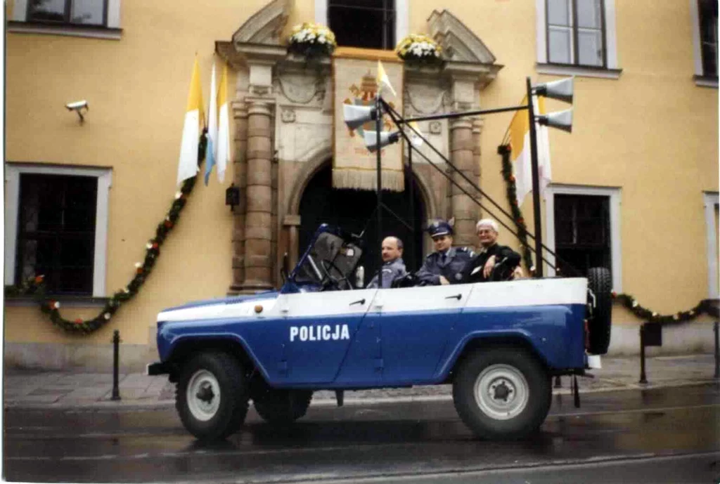 UAZ 469b zabezpieczający papieską pielgrzymkę. Kraków, ul. Franciszkańska