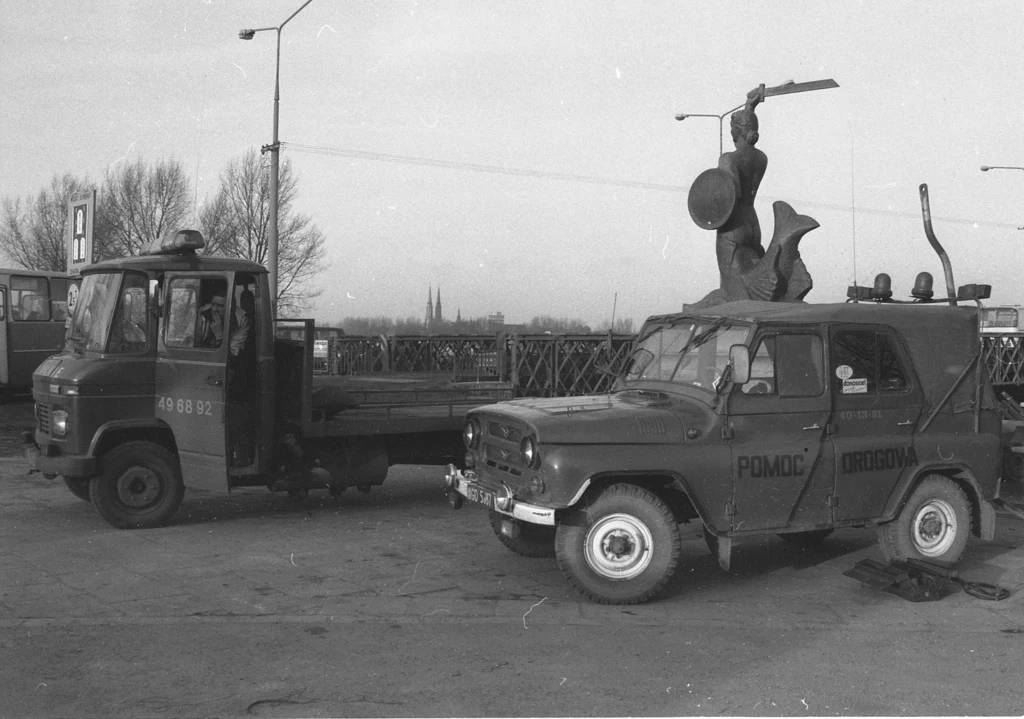 Warszawa-Powiśle, rok 1993. Samochody pomocy drogowej, w tym UAZ 469b