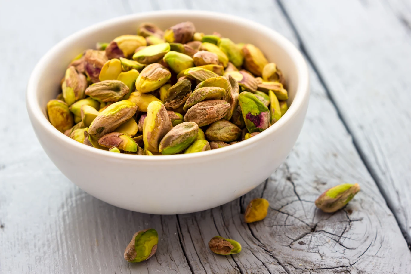 Wierzch tortu możemy udekorować posiekanymi pistacjami