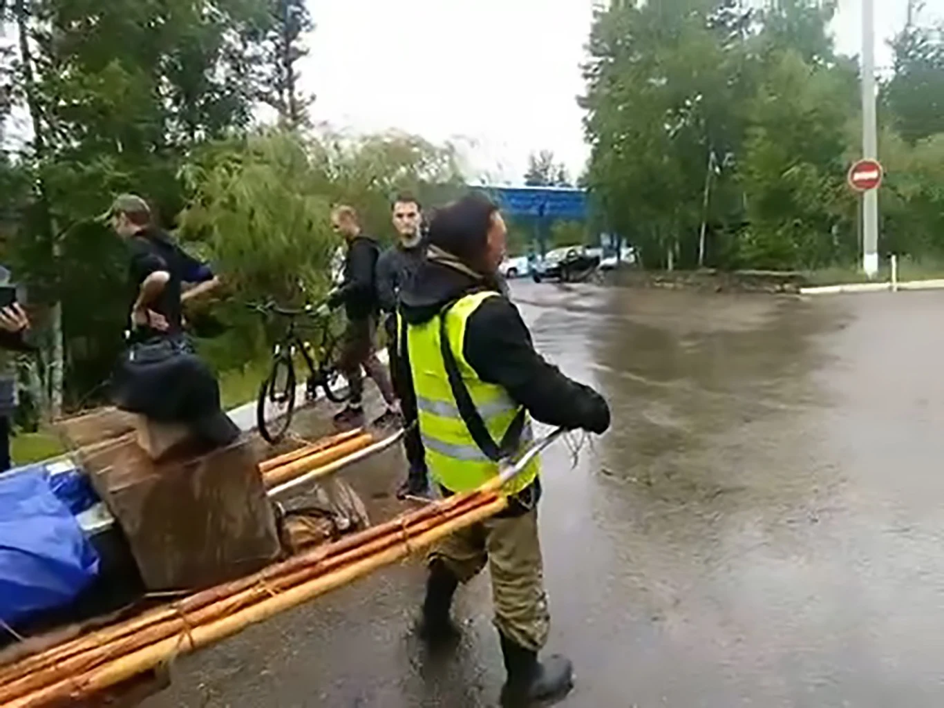 Szaman z Jakucji idzie na piechotę do Moskwy, żeby odsunąć Putina od władzy. Szaman z Jakucji idzie na piechotę do Moskwy, żeby odsunąć Putina od władzy.