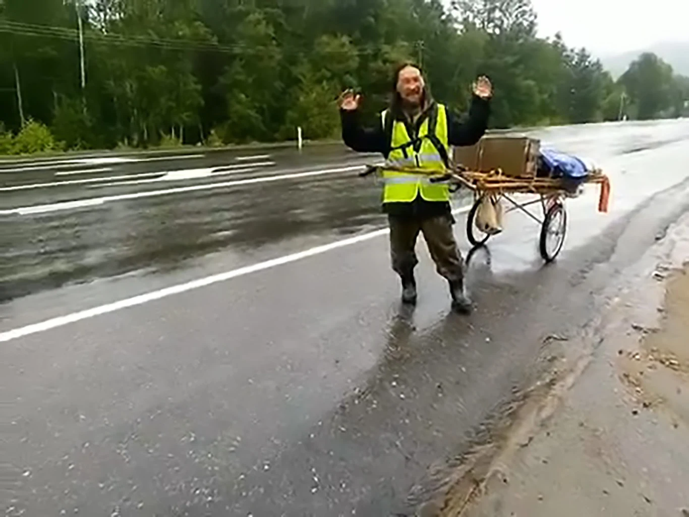 Szaman z Jakucji idzie na piechotę do Moskwy, żeby odsunąć Putina od władzy. Szaman z Jakucji idzie na piechotę do Moskwy, żeby odsunąć Putina od władzy.