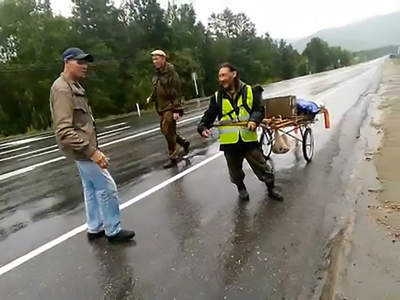 Szaman z Jakucji idzie na piechotę do Moskwy, żeby odsunąć Putina od władzy. Szaman z Jakucji idzie na piechotę do Moskwy, żeby odsunąć Putina od władzy.