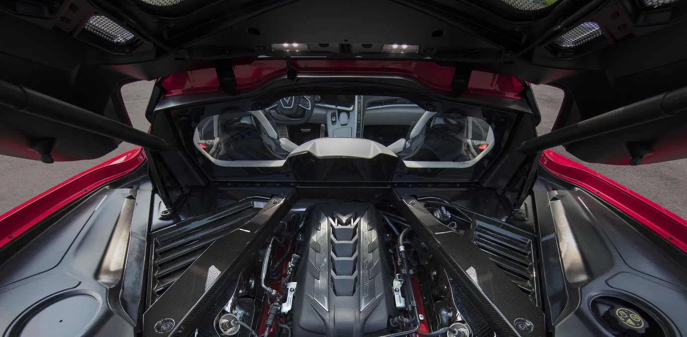 Bezpośrednio za podróżnymi umieszczono najważniejszy elementy Corvetty – silnik. Pomimo mody na downsizing Chevrolet pozostał przy jednostce V8 o pojemności 6,2 l, która generuje 497 KM i 630 Nm. Jeśli dla kogoś to za mało może dokupić pakiet Performance, który (symbolicznie) zwiększa te wartości do 502 KM i 637 Nm. Producent nie podał dokładnych czasów przyspieszeń, ale sprint do 100 km/h ma trwać mniej, niż 3 s. To zasługa również niewielkiej masy własnej (1530 kg) oraz błyskawicznie działającej, 8-biegowej przekładni dwusprzęgłowej. Skrzynia manualna nie będzie dostępna.