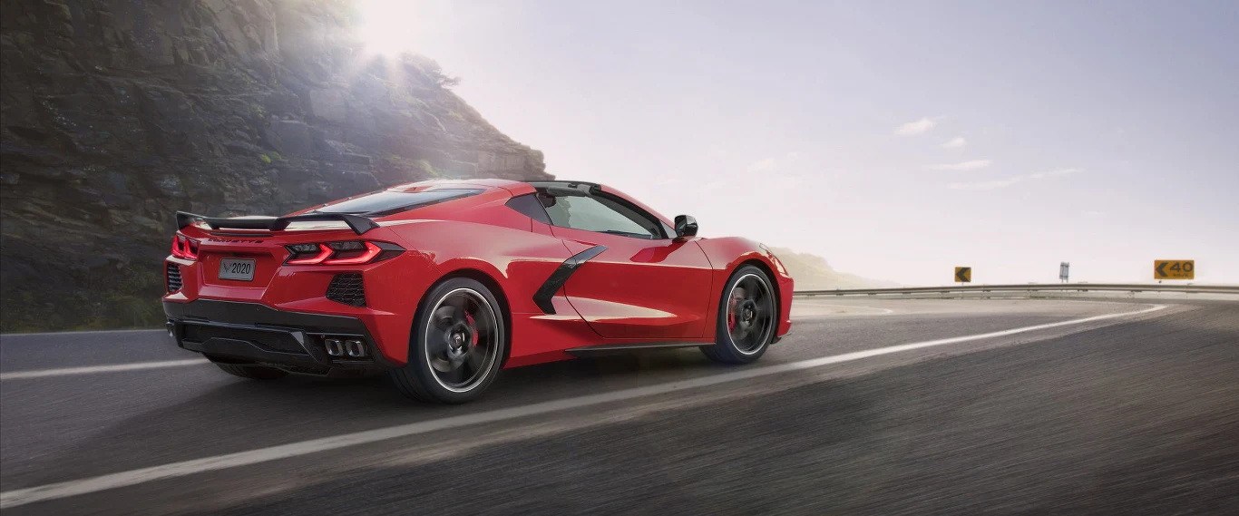 Nowy Chevrolet Corvette Stingray wystylizowany jest bardzo agresywnie – wszędzie widać ostre kąty i mocne przetłoczenia. Design nadal jednak można nazwać charakterystycznym dla modelu (szczególnie tylnej części nadwozia). Pomimo tego, że nie ma on już typowej dla niego, długiej maski.