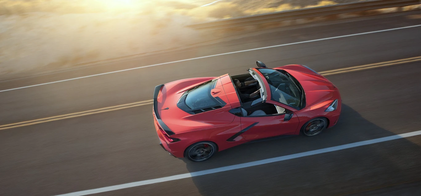 Nowy Chevrolet Corvette Stingray, choć nadal bardzo amerykański, zaprojektowany został dość europejsko. Poza centralnie umieszczonym silnikiem, znajdziemy tu monokok z włókna węglowego oraz elementy wykonane z włókna szklanego i aluminium. Zawieszenie ma oczywiście regulację twardości, a przednią oś można podnieść o 40 mm (przy prędkościach do 39 km/h). Co ciekawe, możemy zaprogramować (na podstawie koordynatów GPS) miejsca, w których samochód automatycznie podniesie przód, a następnie go opuści. „Europejski” jest również układ hamulcowy, sygnowany przez Brembo z tarczami o średnicy 321 mm z przodu (opcjonalnie 345 mm) oraz 399 mm z tyłu (opcjonalnie 350 mm). Tak, tylne są większe.
