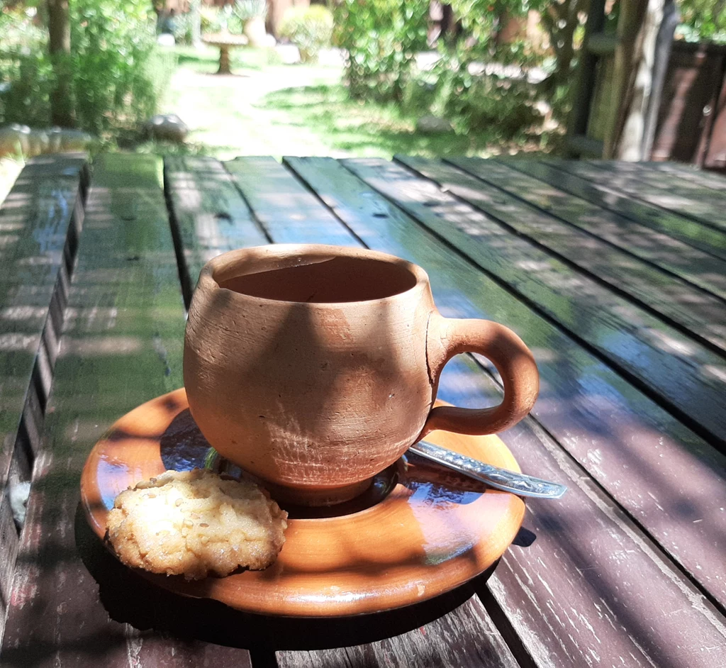 Herbatę przygotowuje się z ziół prosto z ogrodu