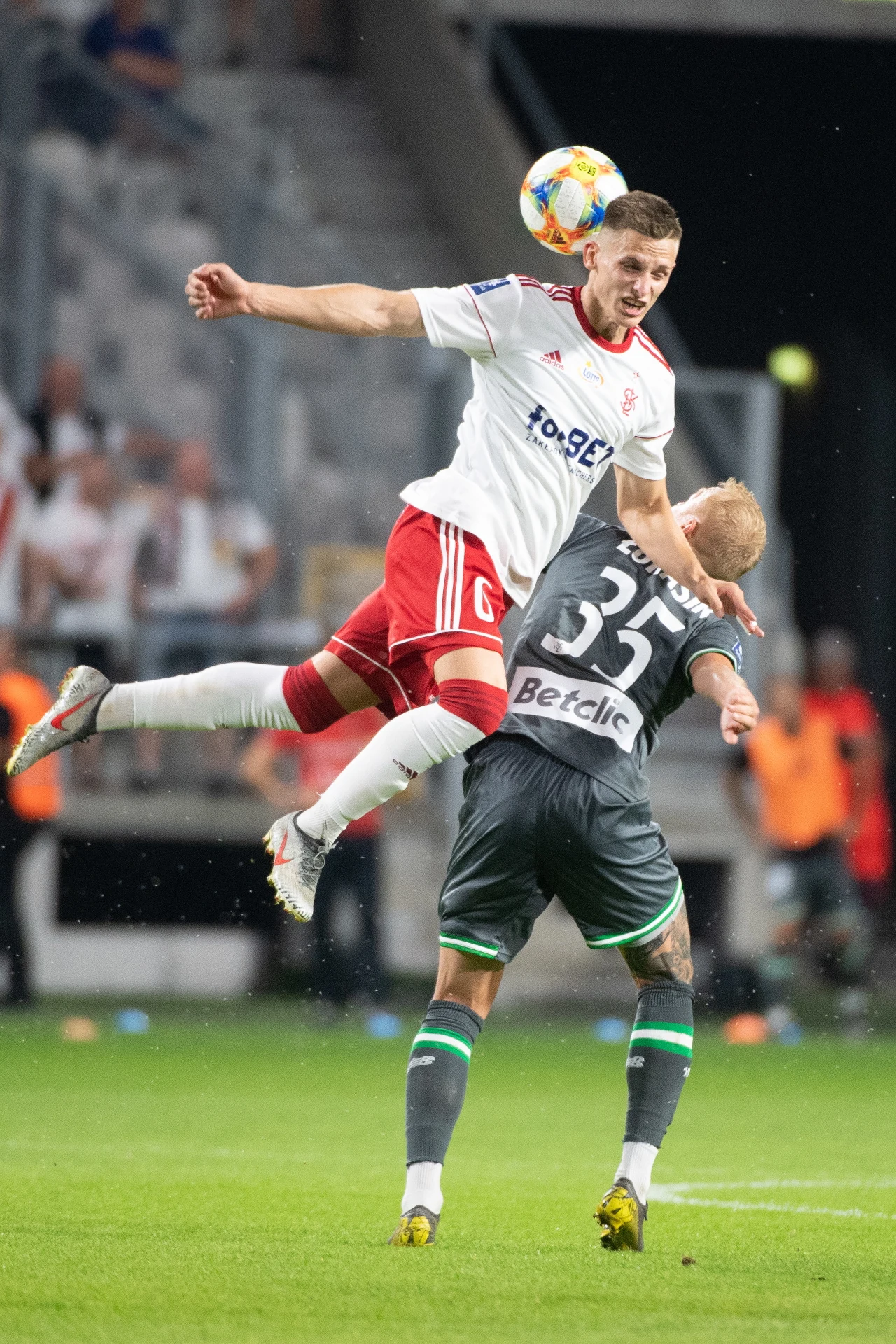 Zawodnik ŁKS Łódź Maciej Wolski (z lewej) i Daniel Łukasik z Lechii Gdańsk