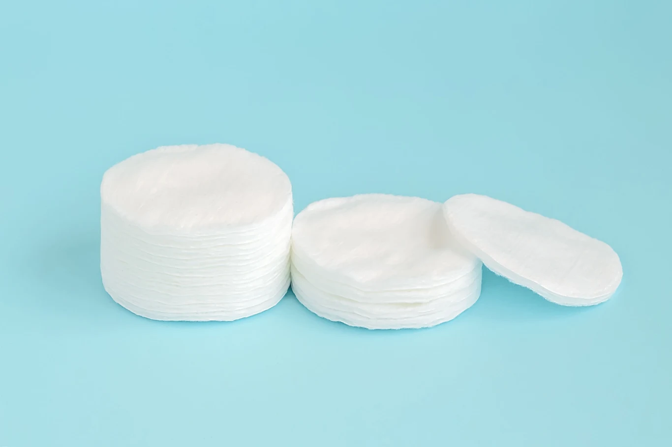 Niepozorne waciki mogą przydać ci się nie tylko do oczyszczania twarzy. Wystarczy, że nasączysz je olejkiem eterycznym, by poza demakijażem, pomogły ci także w walce z molami.