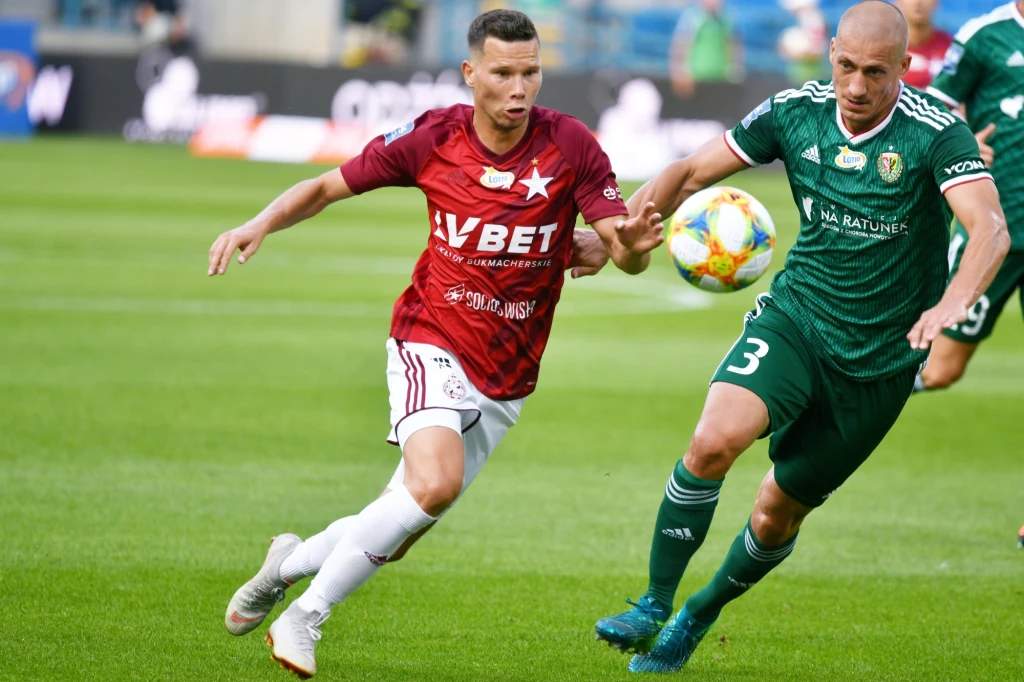 Michał Mak (z lewej) w walce o piłkę z Piotrem Celebanem Michał Mak (z lewej) w walce o piłkę z Piotrem Celebanem