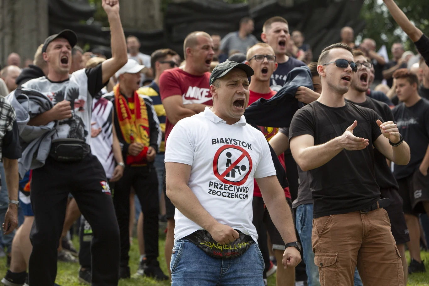 Uczestnicy marszu zostali obrzuceni kamieniami, kostką brukową, butelkami, petardami - podała policja