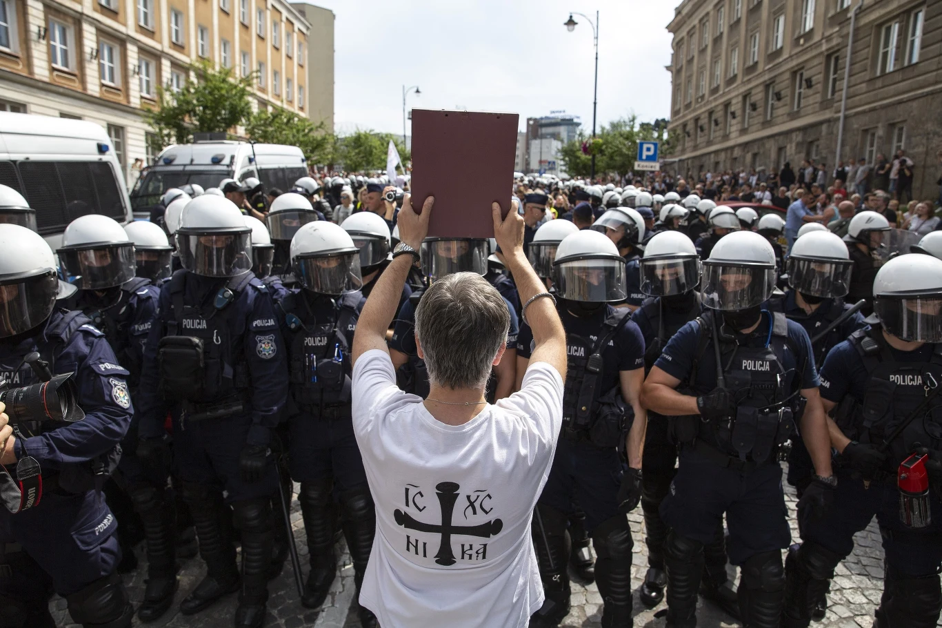Jeden z protestujących przeciw Marszowi Równości