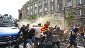 Kibice starli się z maszerującymi i z policją