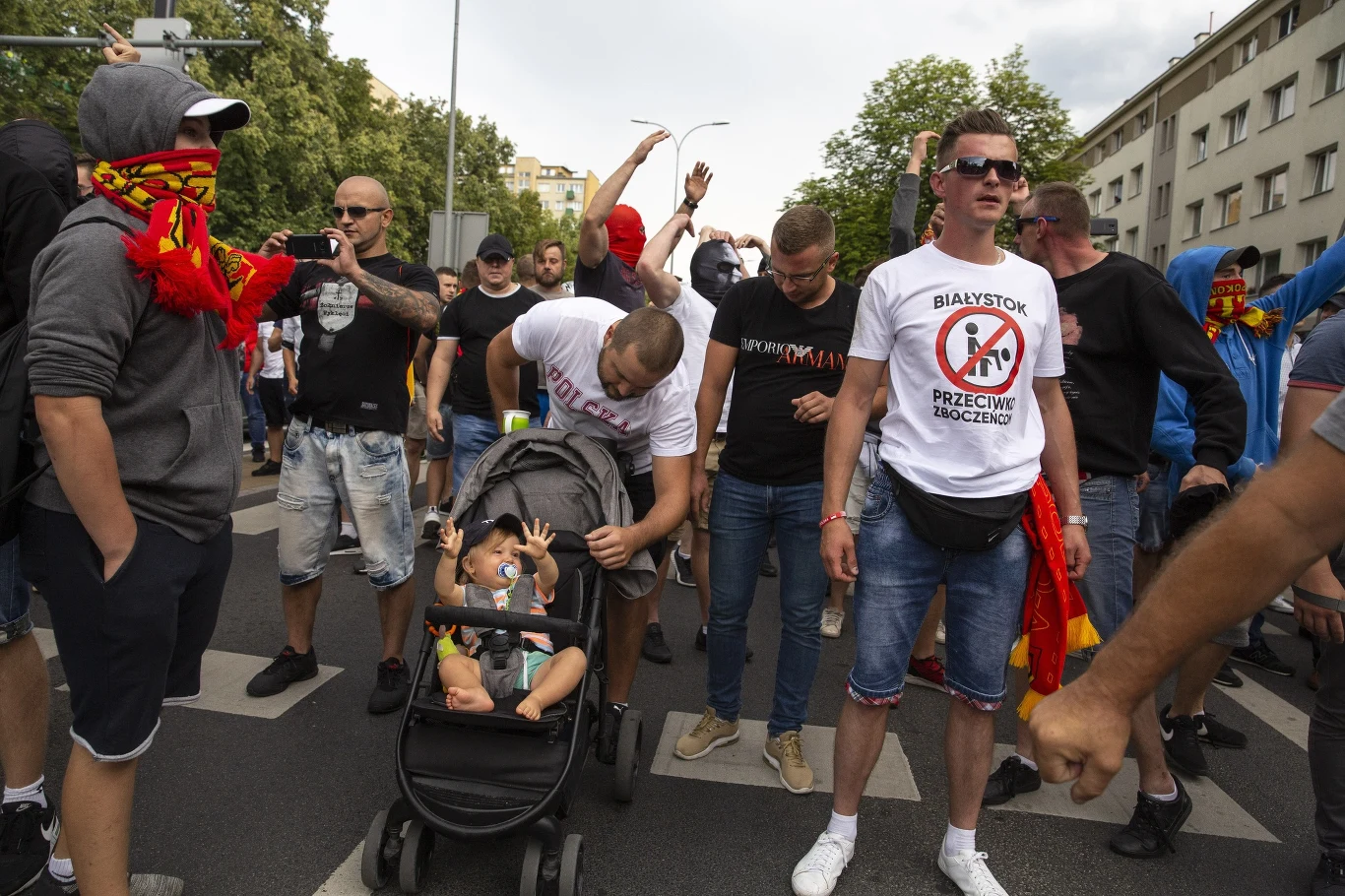 Niektórzy protestujący na zamieszki przyprowadzili swoje dzieci