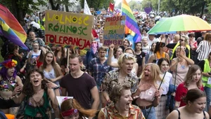 Uczestnicy sobotniej manifestacji w Białymstoku nieśli transparenty z hasłami: "Miłość nie jest grzechem", "Równość płci", "Miłość dla wszystkich ponad wszystko", "Miasto bez barier"