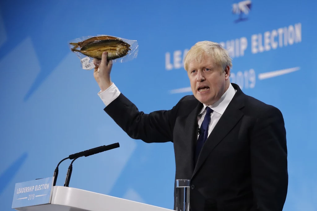 Boris Johnson wymachiwał śledziem, pomylił jednak zasadnicze fakty Boris Johnson wymachiwał śledziem, pomylił jednak zasadnicze fakty