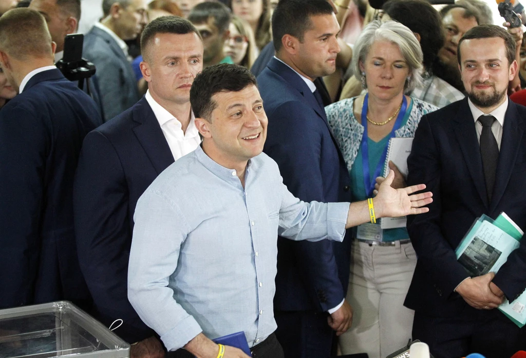 Partia prezydenta Ukrainy Wołodymyra Zełenskiego Sługa Narodu zwyciężyła w niedzielnych przedterminowych wyborach parlamentarnych na Ukrainie Partia prezydenta Ukrainy Wołodymyra Zełenskiego Sługa Narodu zwyciężyła w niedzielnych przedterminowych wyborach parlamentarnych na Ukrainie