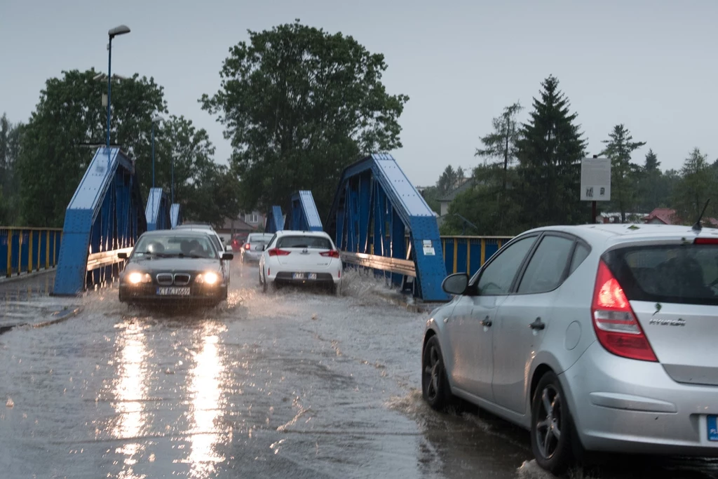 Gwałtowne burze nad Polską. Liczne interwencje straży pożarnej Gwałtowne burze nad Polską. Liczne interwencje straży pożarnej