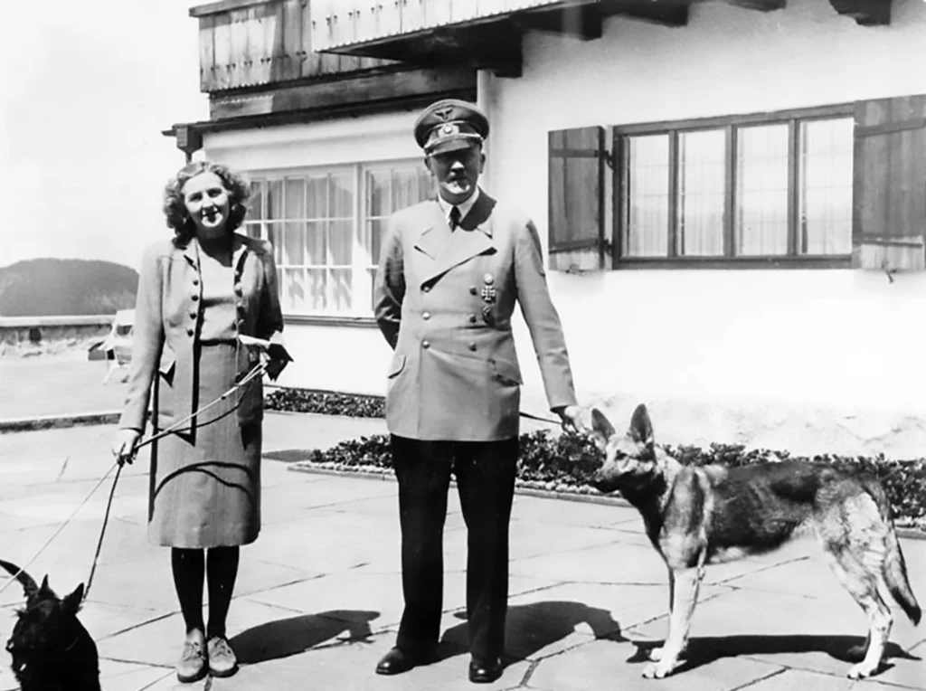 Ewa Braun i Adolf Hitler ze swoimi psami