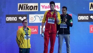 Mack Horton (z lewej) nie wszedł na podium. W środku Sun Yang, z prawej Gabriele Detti