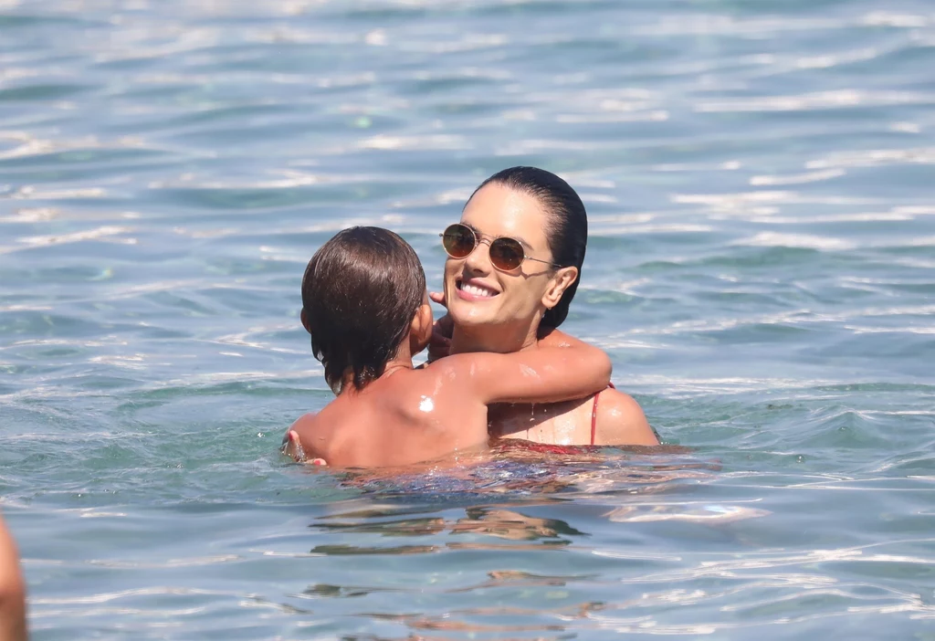 Alessandra Ambrosio z synem Noah na jednej z plaż na Mykonos, fot. Agencja Forum Alessandra Ambrosio z synem Noah na jednej z plaż na Mykonos, fot. Agencja Forum