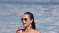 Alessandra Ambrosio na jednej z plaż na Mykonos, fot. Agencja Forum