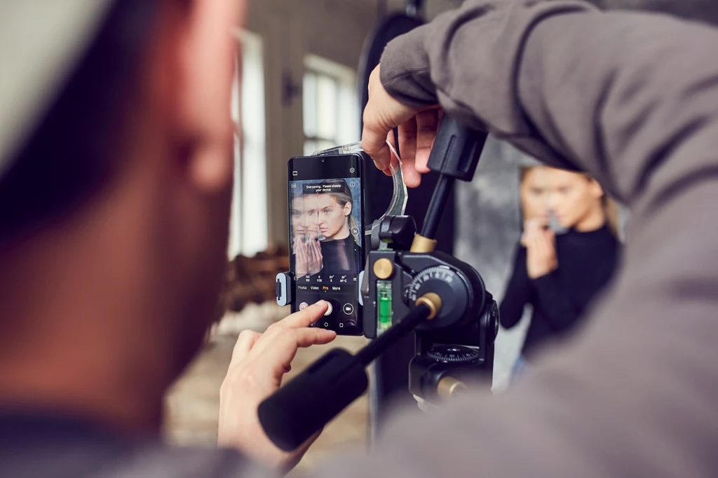 - Uwielbiam wszystkie nowinki technologiczne i możliwości, na które pozwala Huawei P30 Pro. Równocześnie szukam inspiracji w starej fotografii, by jak najbardziej bawić się obrazem. Torebkę z połamanymi szkiełkami wożę ze sobą po całym świecie – opowiada Tyszka.