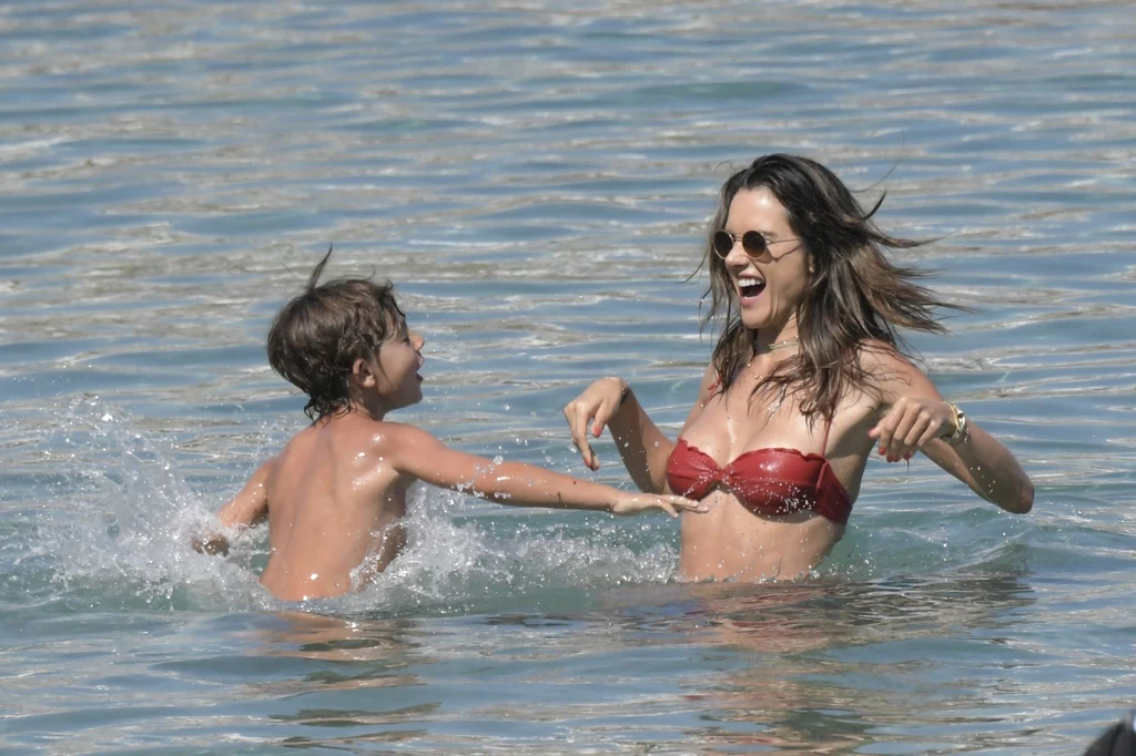 Alessandra Ambrosio z synem Noah na jednej z plaż na Mykonos, fot. Agencja Forum Alessandra Ambrosio z synem Noah na jednej z plaż na Mykonos, fot. Agencja Forum