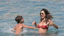 Alessandra Ambrosio z synem Noah na jednej z plaż na Mykonos, fot. Agencja Forum