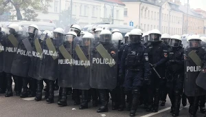 Kordon policyjny rozdzielający uczestników i przeciwników I Marszu Równości w Białymstoku