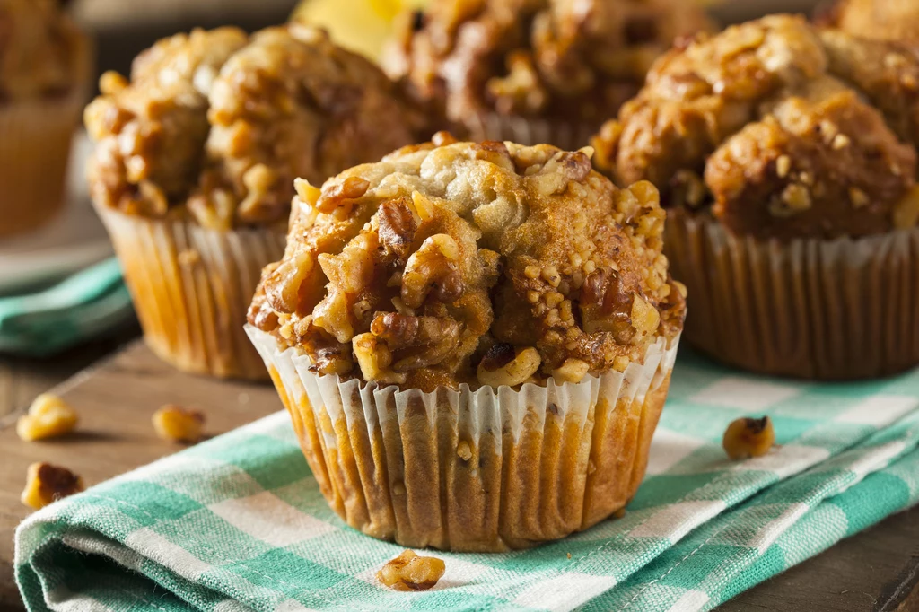 Muffiny na słono można wzbogacić oliwkami, posiekaną zieloną papryką, wędliną lub kostkami żółtego sera