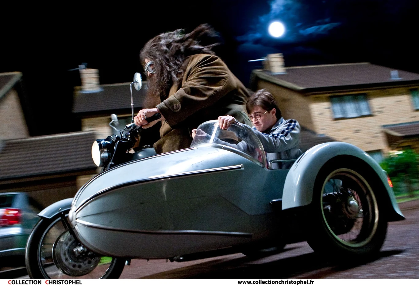 Ponieważ książkowy Harry miał zielone oczy, twórcy filmu chcieli, by Radcliffe podczas pracy na planie nosił szkła kontaktowe. Niestety, aktor dostawał od nich bolesnej reakcji alergicznej. Rozważano zmianę koloru jego oczu za pomocą efektów komputerowych, jednak znacznie zwiększyłoby to koszt produkcji. Z rozwiązaniem przyszła J.K. Rowling, która zapewniła, że oczy Harry’ego nie muszą być zielone – ważne, by były tego samego koloru, co oczy Lily Potter, matki bohatera.

Na zdjęciu: Robbie Coltrane i Daniel Radcliffe w filmie "Harry Potter i Insygnia Śmierci: Część I"