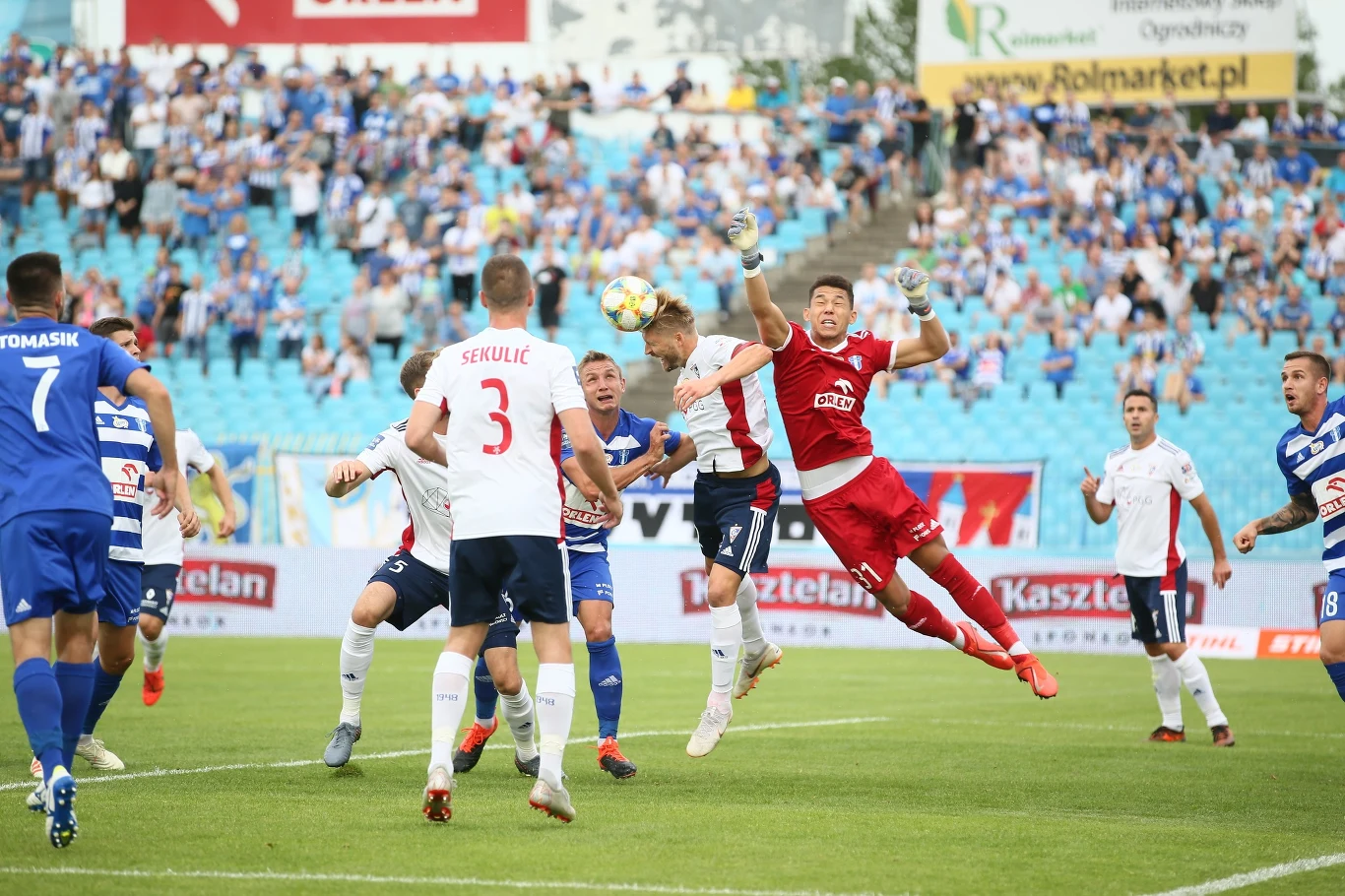 Bartłomiej Żynel sfaulował Szymona Matuszka, ale chwilę później obronił rzut karny Bartłomiej Żynel sfaulował Szymona Matuszka, ale chwilę później obronił rzut karny